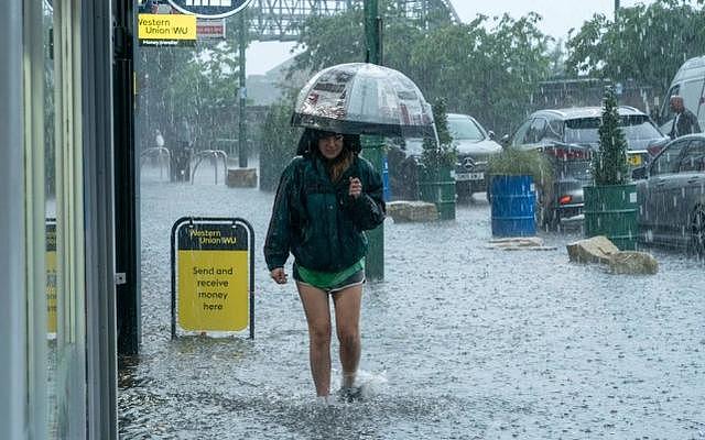 3小时“下了一个月的雨”，伦敦街道和地铁站被淹，民众弃车逃生