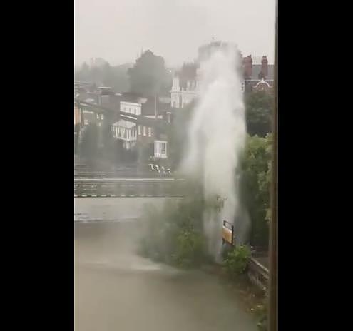 3小时“下了一个月的雨”，伦敦街道和地铁站被淹，民众弃车逃生