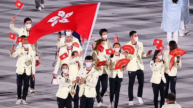 东京奥运开幕式张家朗（前左）手持香港特区区旗进场（23/7/2021）