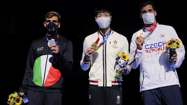 （从左至右）银牌得主意大利尼埃莱·加罗佐、金牌得主香港张家朗、铜牌得主捷克亚历山大·秋皮尼奇（Alexander Choupenitch）（26/7/2021）
