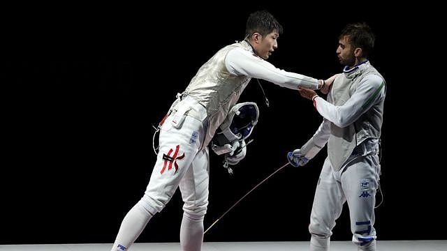 张家朗（左）与尼埃莱·加罗佐（右）在东京奥运男子花剑金牌赛上互相问好（26/7/2021）