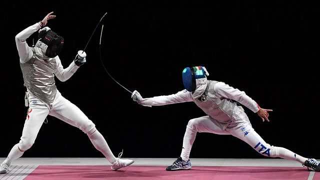 张家朗（左）与尼埃莱·加罗佐（右）在东京奥运男子花剑金牌赛上（26/7/2021）