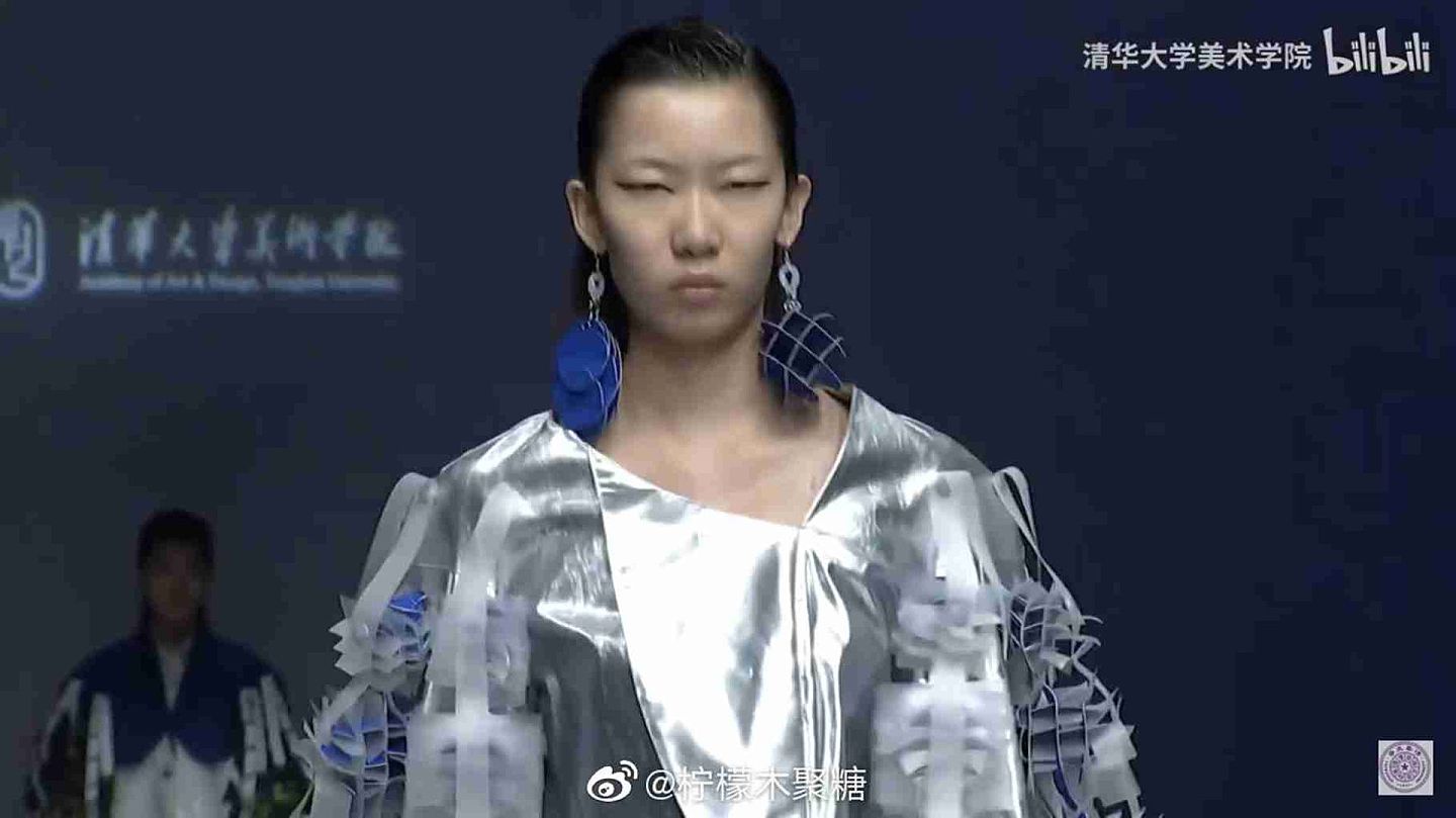 2021年5月，北京清华大学美术学院举行服装毕业设计展，因为一众模特形象“瞇瞇眼”，遭网友批评“迎合西方对亚裔的刻板印象”。（微信@柠檬木聚糖）
