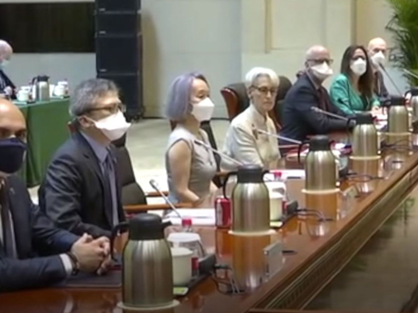 紫发翻译钟岚坐在舍曼右边进行翻译。（YouTube@CGTN视频截图）