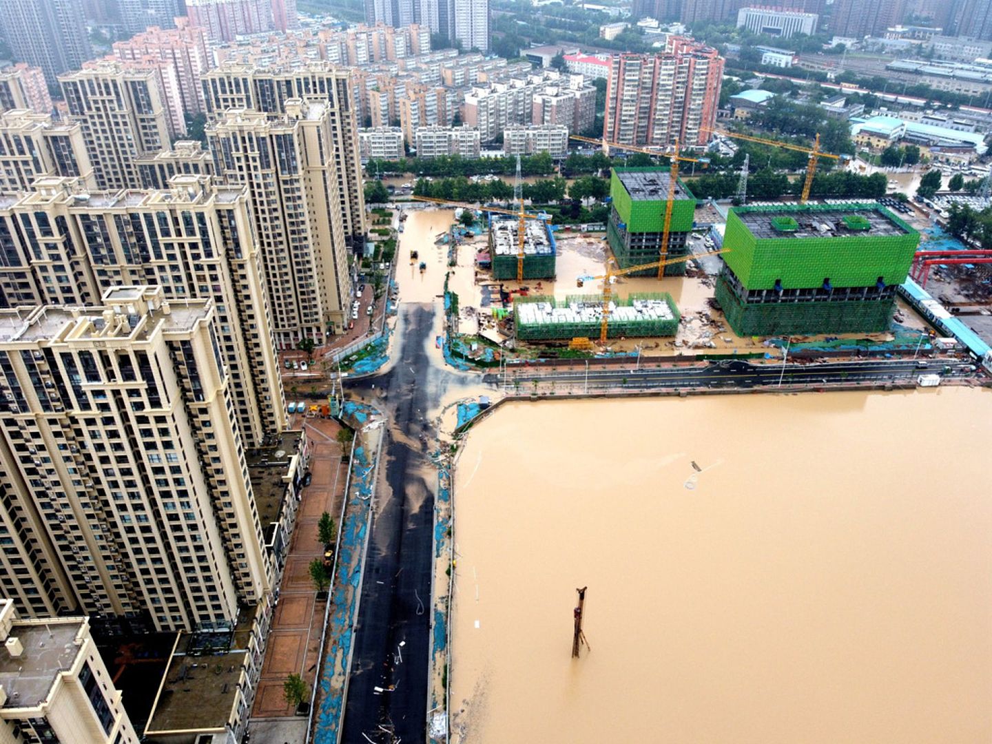 郑州遭遇的特大暴雨和洪水显然超过了一般城市市政建设的排水承载能力。（路透社）