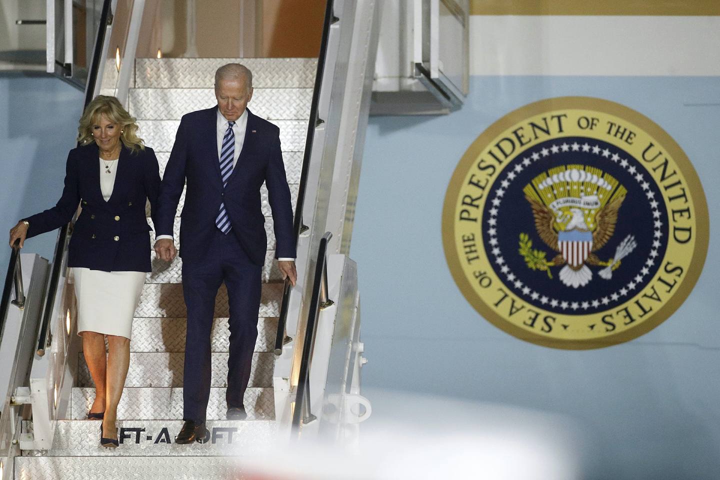 美國總統拜登3月19日搭乘空軍一號前往亞特蘭大訪問，他在走上階梯是似乎腳步不穩，連續跌倒3次。有網民認為，在這麼短時間內「三連仆」不尋常，擔心他的健康。圖為2021年6月10日，美國總統拜登和第一夫人吉爾抵達英格蘭。（AP）
