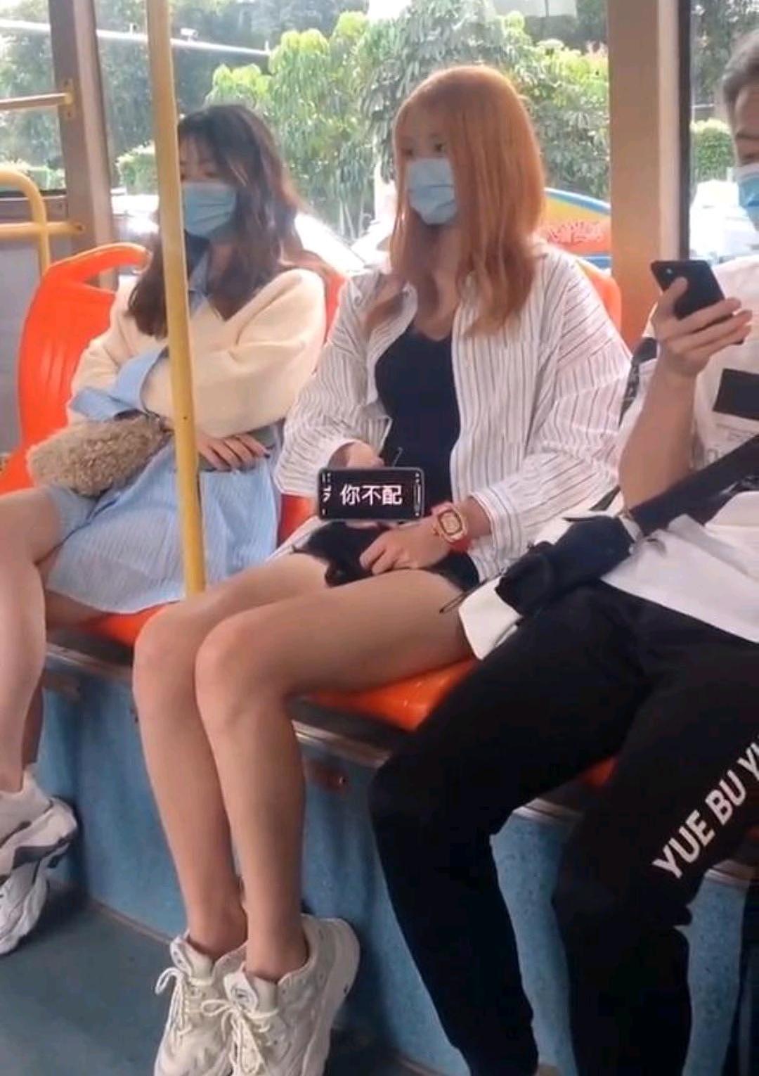 深圳男子公交车上看美女，遭女孩打字嘲讽：大叔别看了，你不配