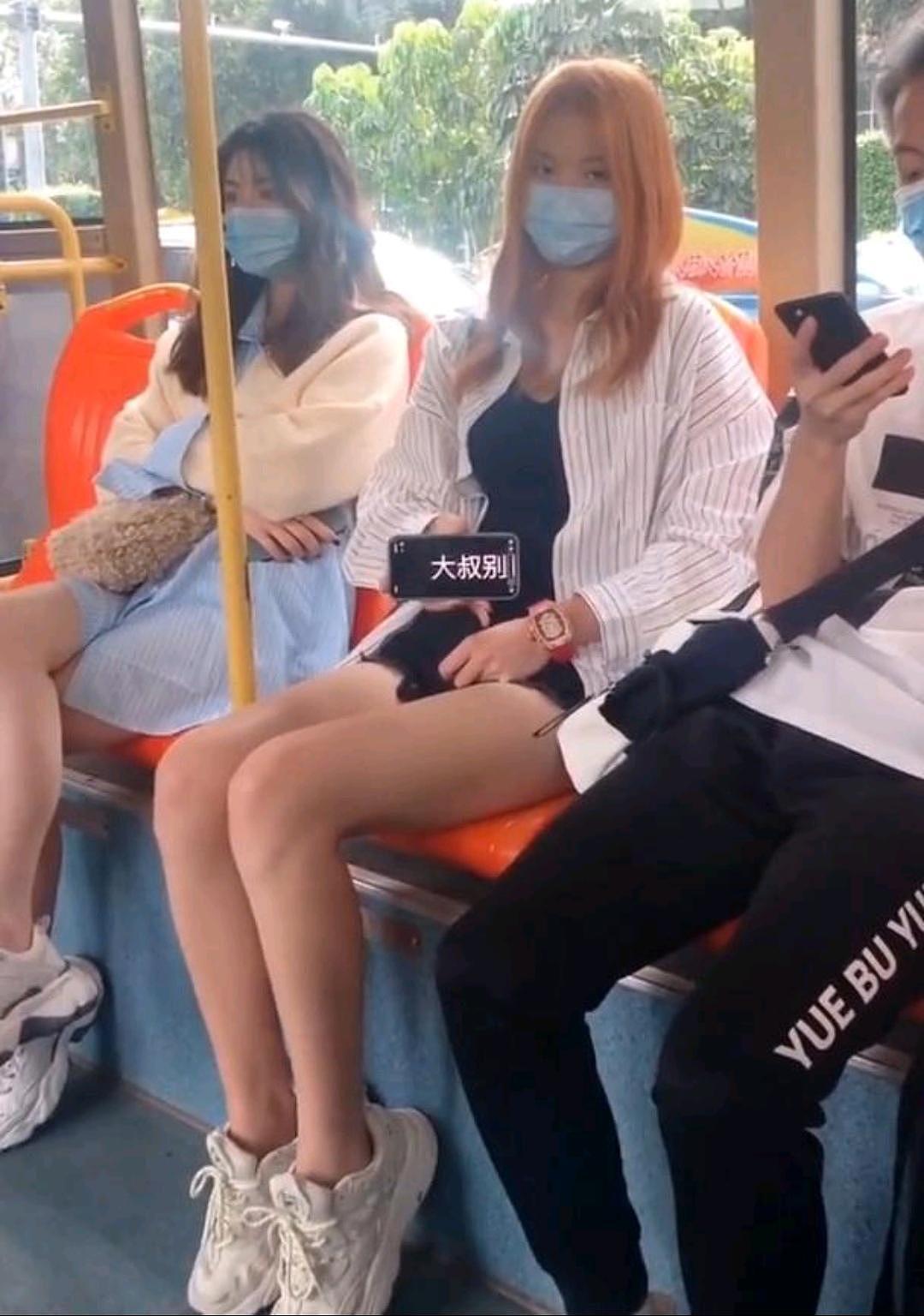 深圳男子公交车上看美女，遭女孩打字嘲讽：大叔别看了，你不配