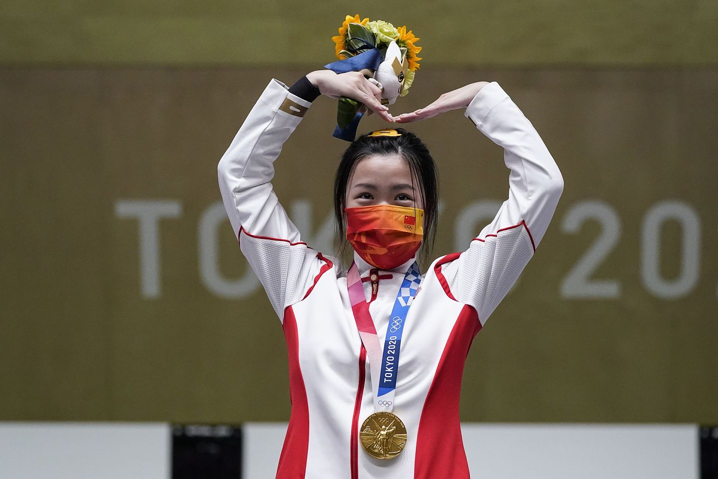 杨倩被网民攻击不爱国，图为2021年7月24日，在日本东京举行的奥运会女子10米气步枪决赛中，中国选手杨倩获得金牌。(美联社)