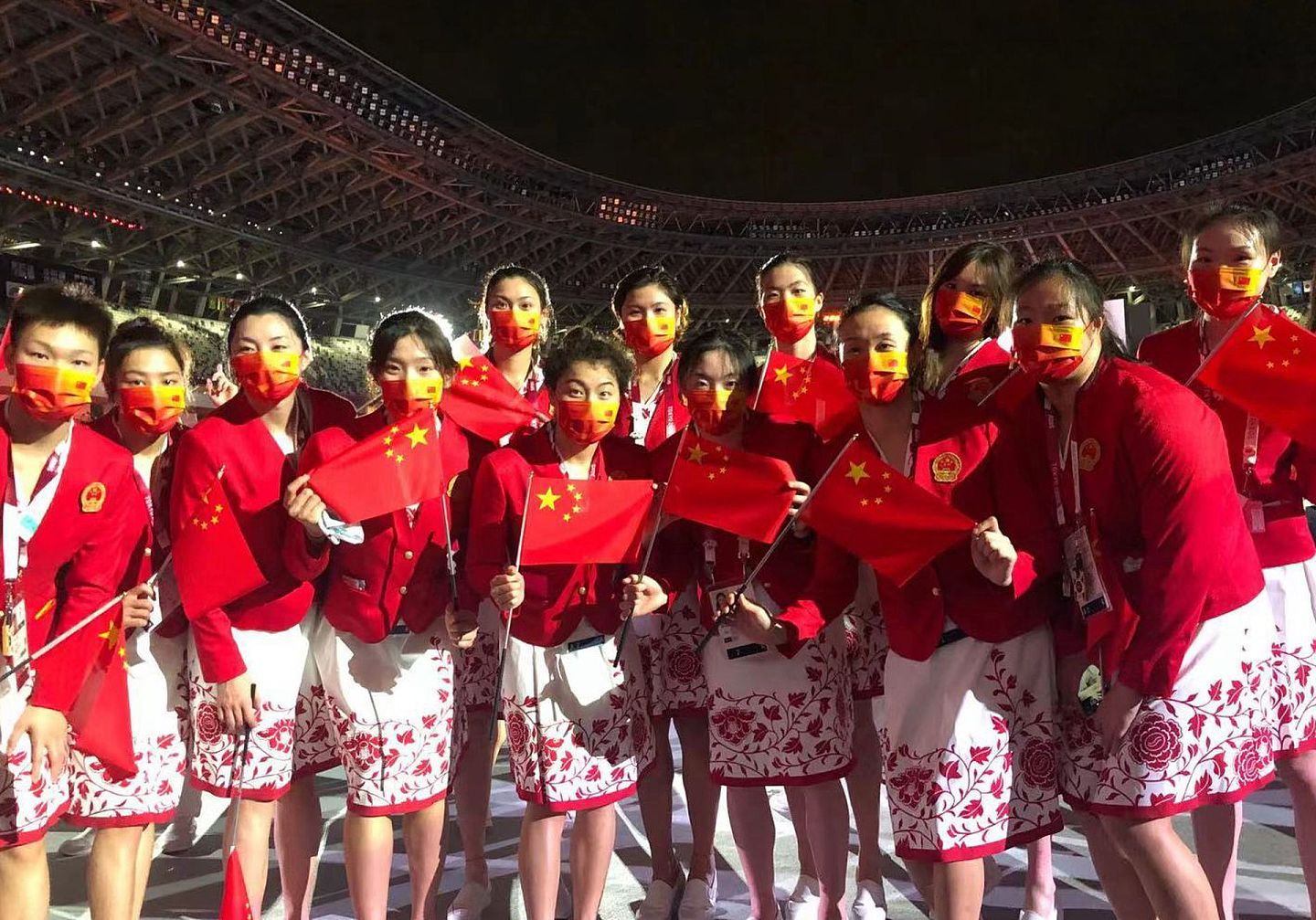 熊敦瀚的微博晒出中国水球队的合影。（微博@Osita4）