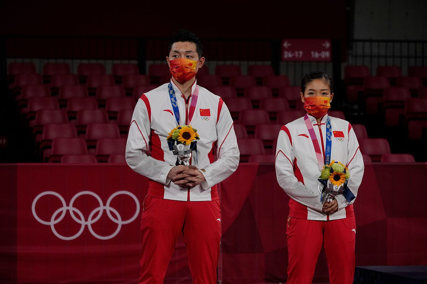 许昕和刘诗雯站在领奖台上显得有些落寞。（AP）