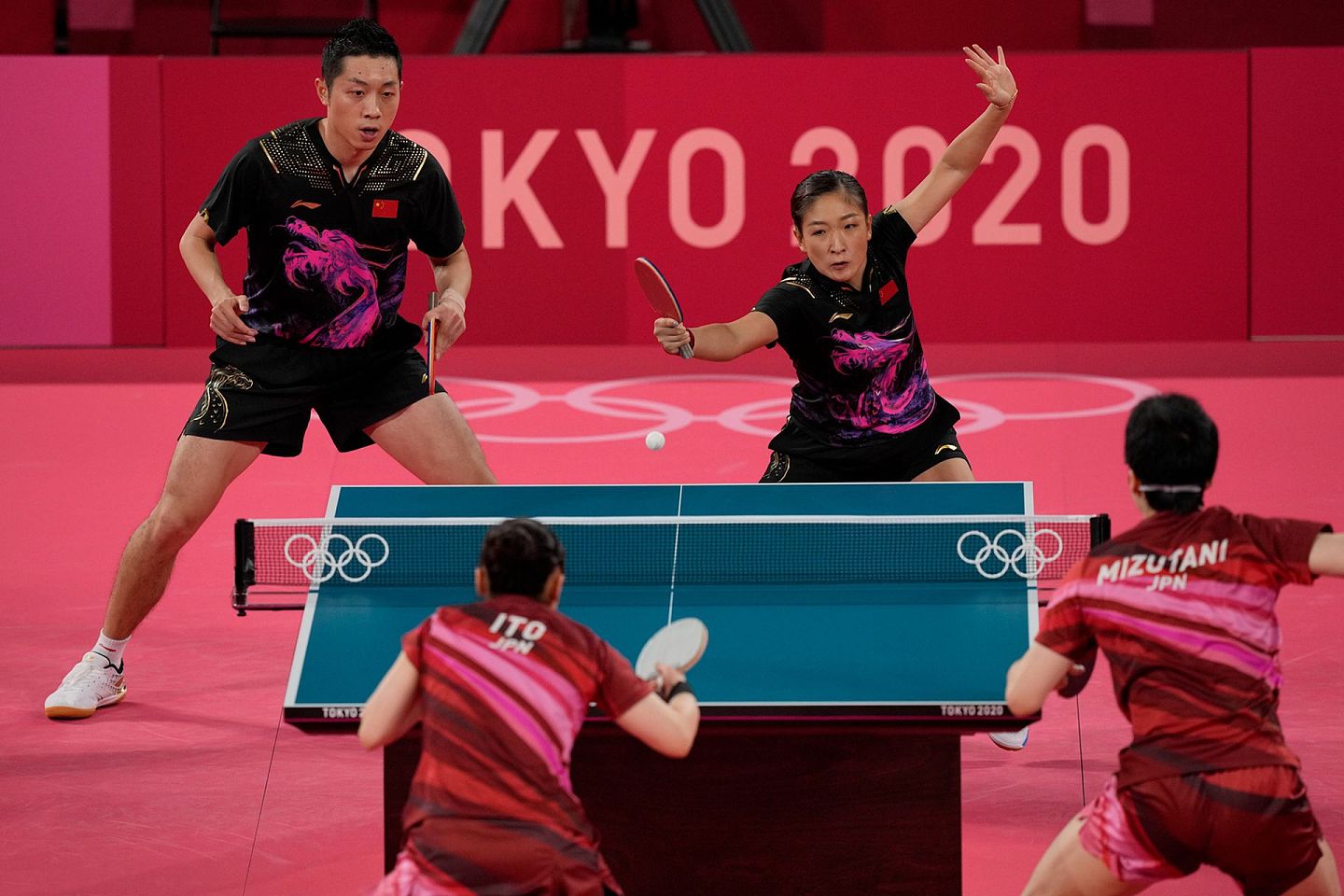 在乒乓球混双决赛中，中国组合许昕/刘诗雯开局2比0领先。（AP）