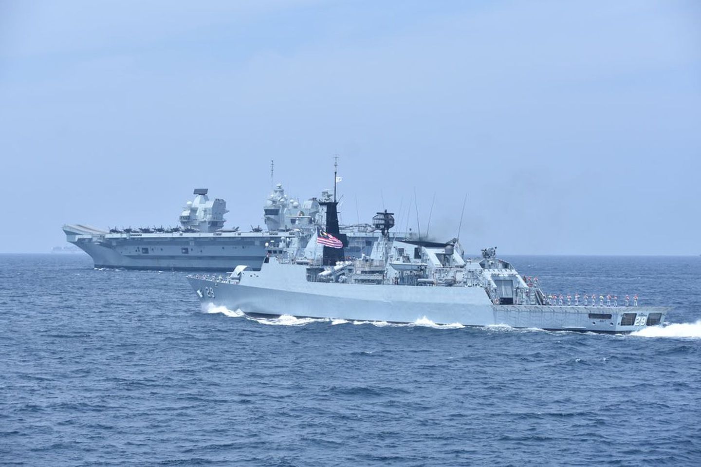 7月25日，英国航母同马来西亚海军举行联合军演。（Twitter@Commander UK Carrier Strike Group）