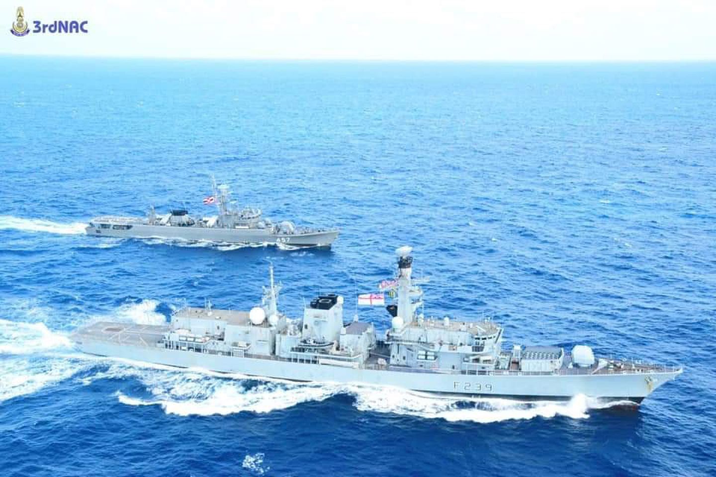 7月25日，英国海军同泰国海军举行联合军演。（Twitter@Commander UK Carrier Strike Group）