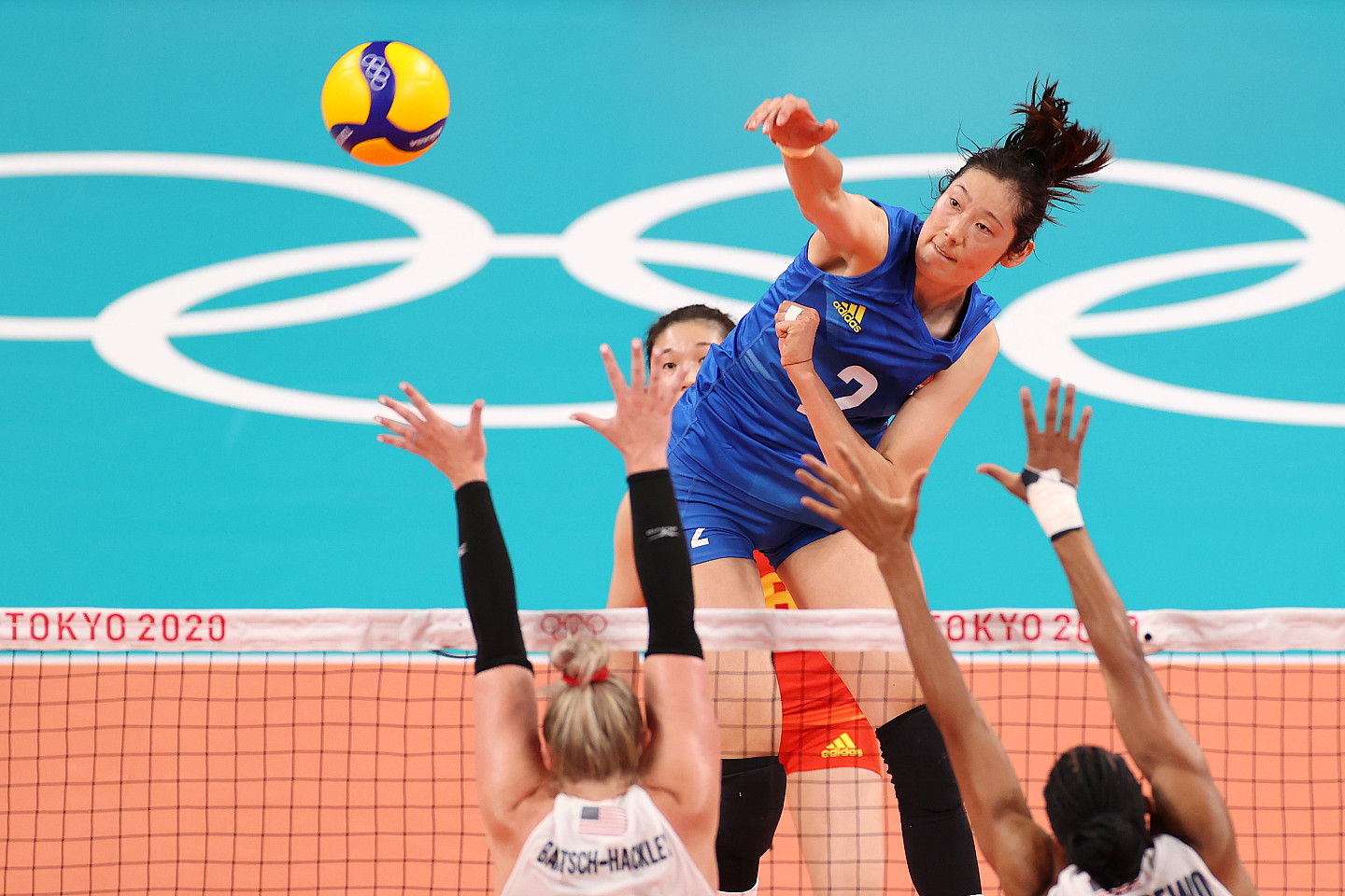 中国女排0-3不敌美国：东京奥运两连败，王梦洁再上热搜