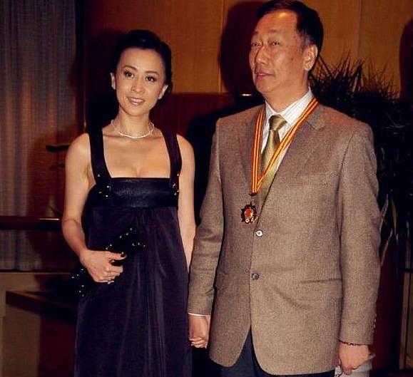 林志玲和刘嘉玲都搞不定，不漂亮的她凭什么拿下大24岁的台湾首富（组图） - 5