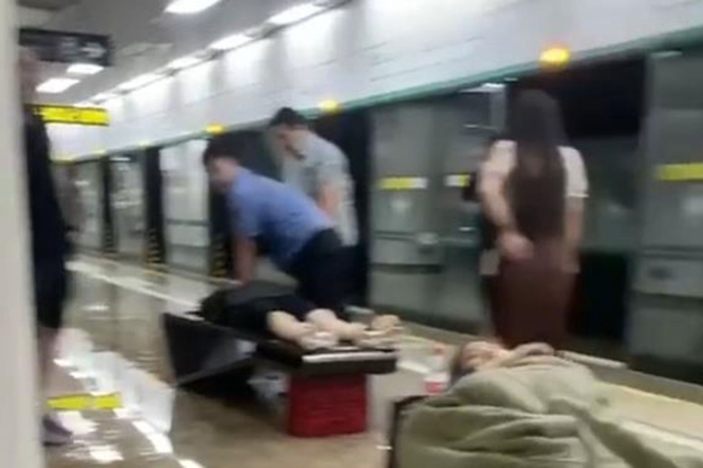 郑州暴雨导致地铁有伤亡情况。（微博@一罐可乐_k）