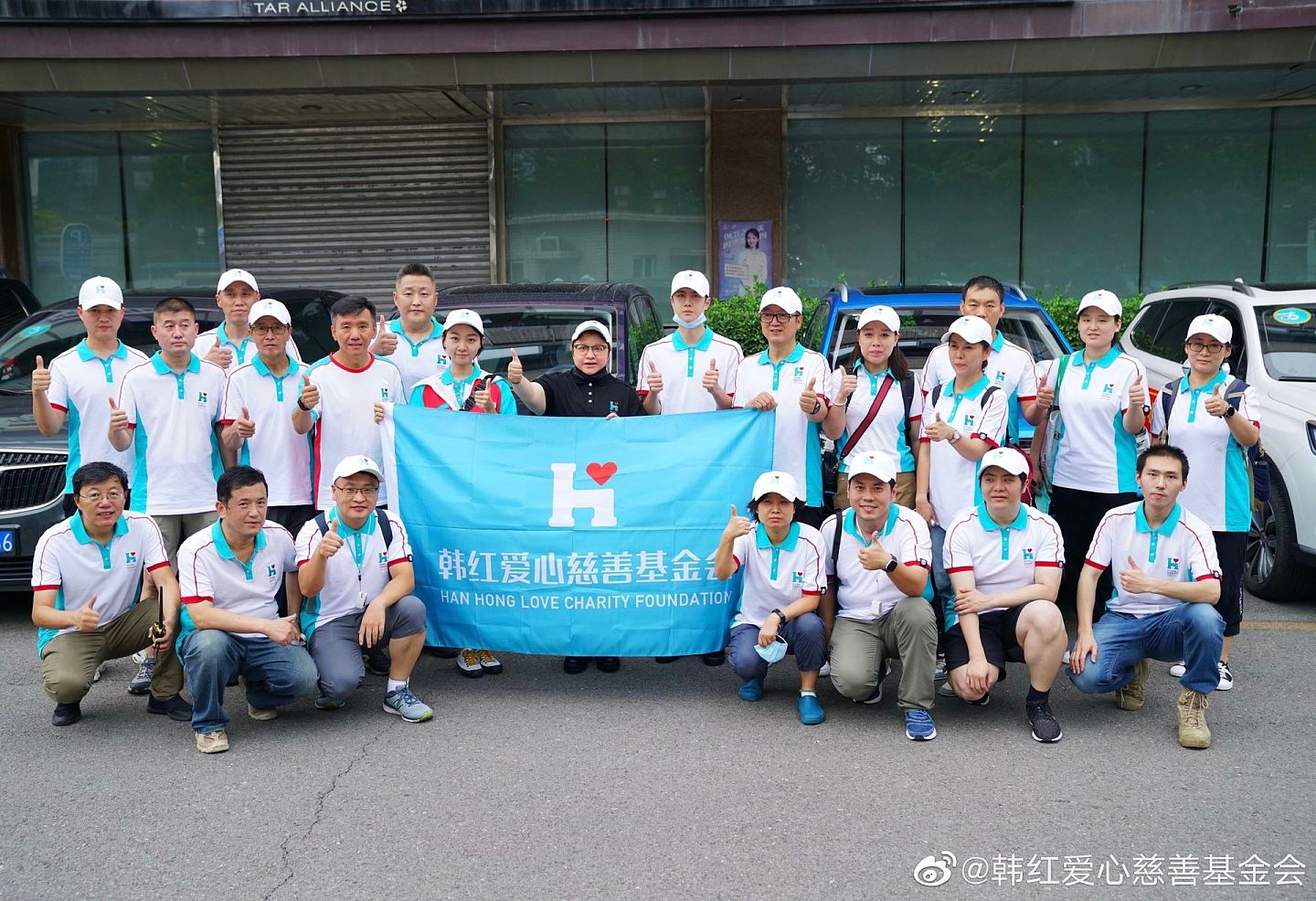 在河南发生暴雨灾情后，7月21日，韩红带着河南籍艺人王一博以及其他志愿者组成了爱心团队，带着物资前往灾区一线救灾。（微博@韩红爱心慈善基金会）