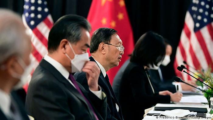 今年3月举行的阿拉斯加美中会晤期间，中国级别最高的外交官杨洁篪严词抨击美国霸权主义外交政策及其虚假民主。美方则指责中国哗众取宠。 
