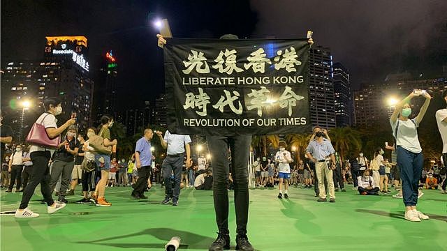 香港维多利亚公园足球场上一位参与“六四