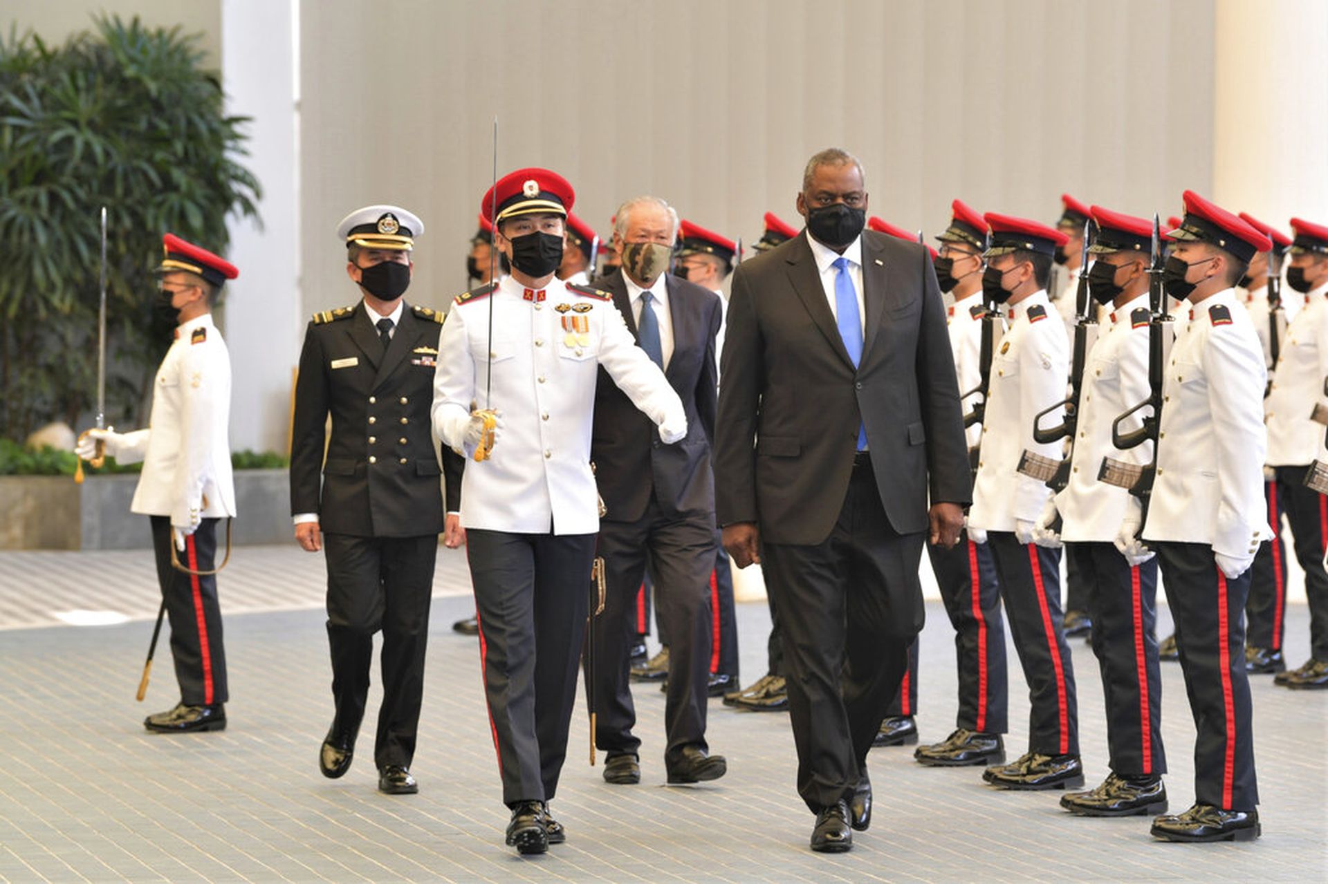 2021年7月27日，美国国防部长奥斯汀（前排右）和新加坡国防部长黄永宏（奥斯汀后方）在新加坡国防部检阅仪仗队。（AP）