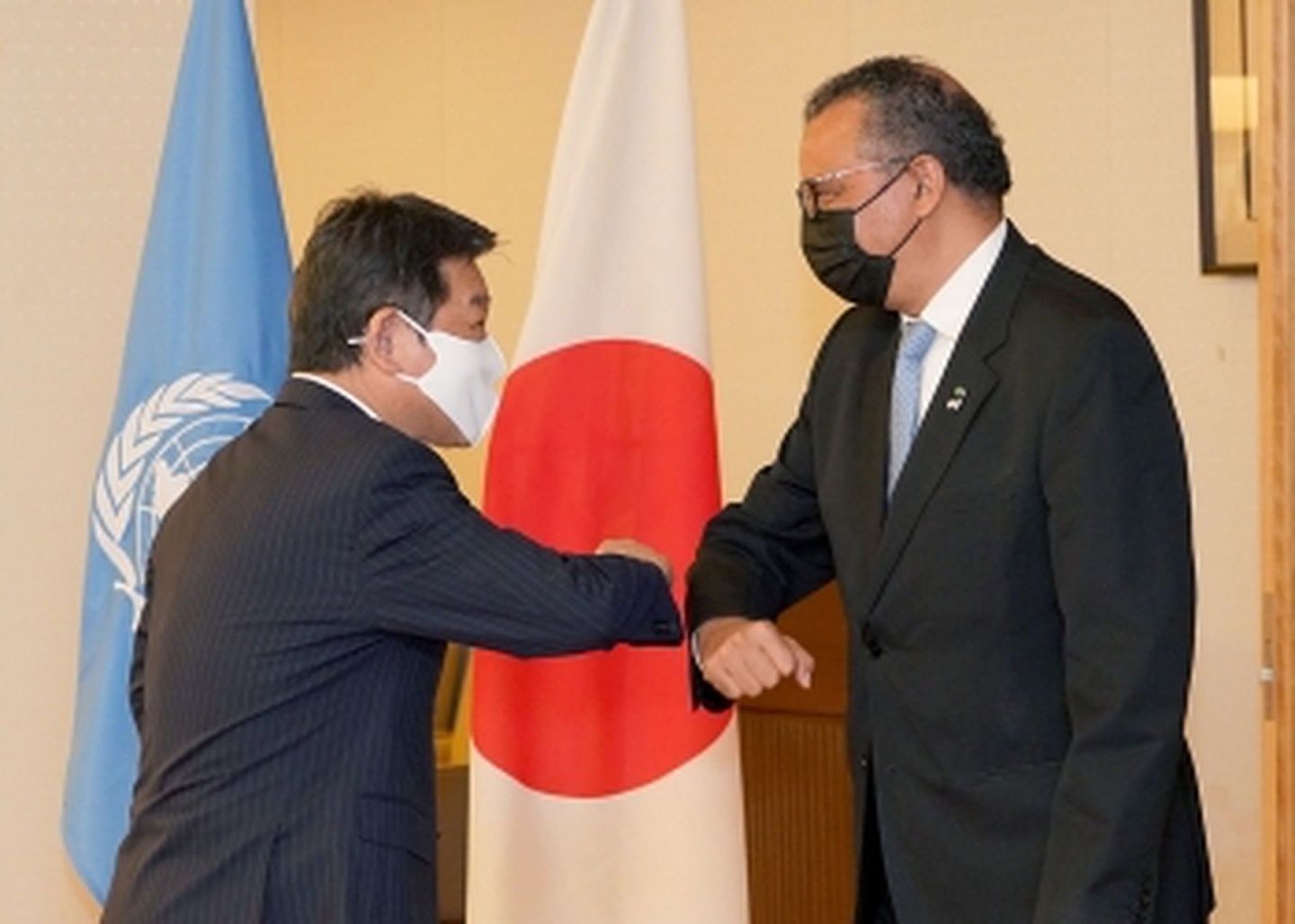 2021年7月23日，日本外相茂木敏充（左）在日本外务省与世界卫生组织总干事谭德塞（右）举行会谈。日方表态称，要求世卫彻底实施追加调查。（日本外务省）