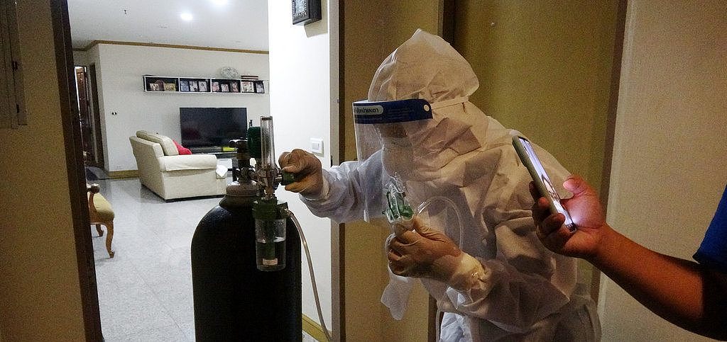 泰国2019冠状病毒疾病确诊人数快速增加，许多病患等不到医院病床，曼谷社区协助基金会员工帮忙把氧气送到病患家中。 （图取自台湾中央社）