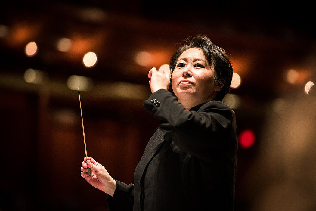 新泽西交响乐团音乐总监张弦是少数几位领导大型乐团的亚裔女指挥之一。