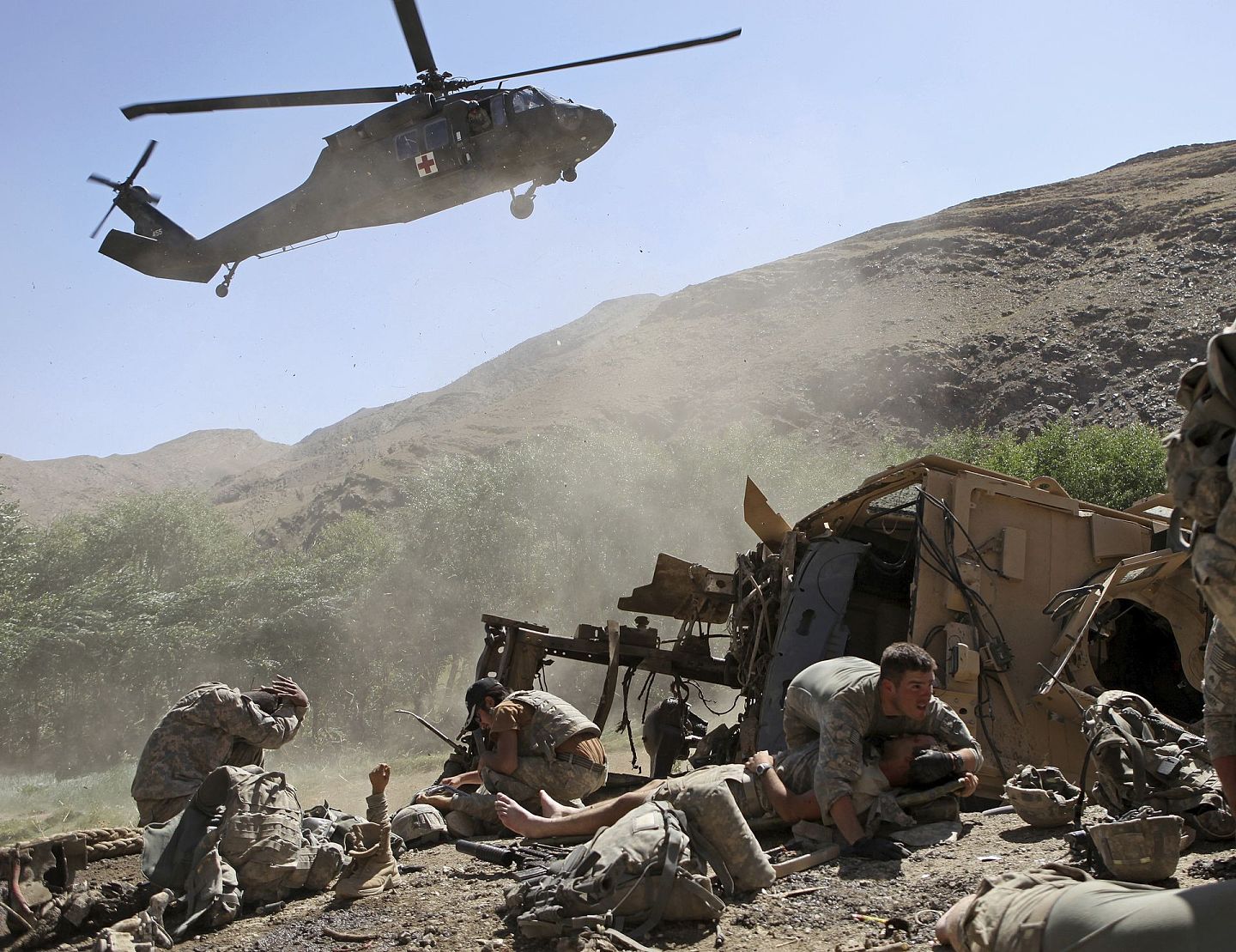 2009年8月19日，在阿富汗瓦尔达克省（Wardak），一架直升机着陆疏散受伤的美军士兵。（AP）