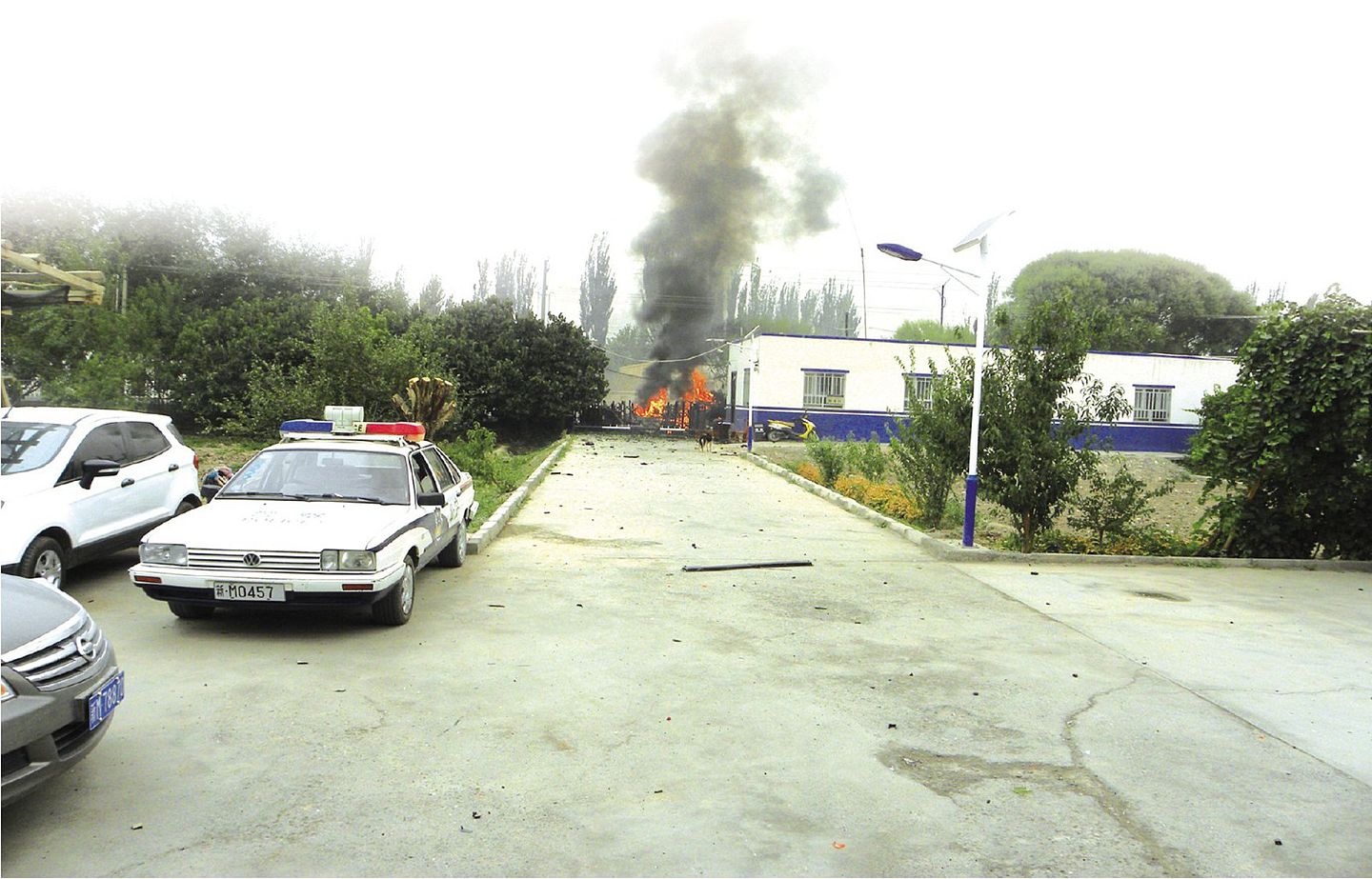 2014年9月21日，新疆巴音郭楞蒙古自治州轮台县阳霞镇派出所、农贸市场、铁热克巴扎乡派出所、商铺等遭到恐怖分子爆炸袭击，造成10人死亡、54人受伤，79辆汽车受损。（新华社）