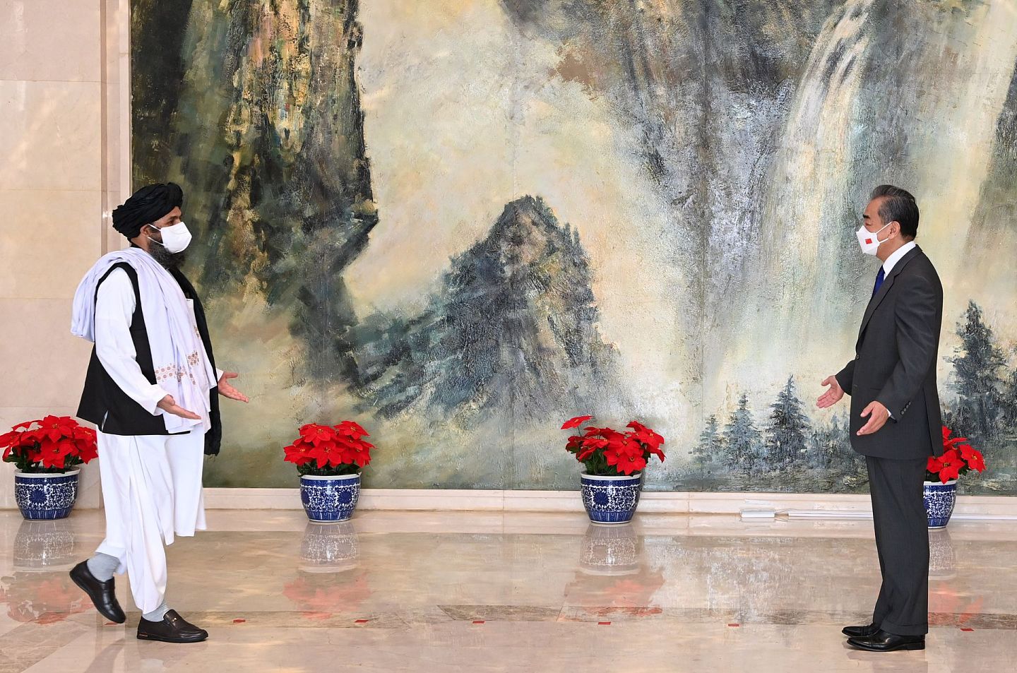 王毅欢迎塔利班代表巴拉达尔。（Twitter@MFA_China）