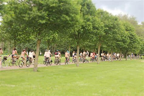 英国举行“环球裸骑大赛”！鼓励骑手勇敢赤裸全身，数十人零着装上路（组图） - 2