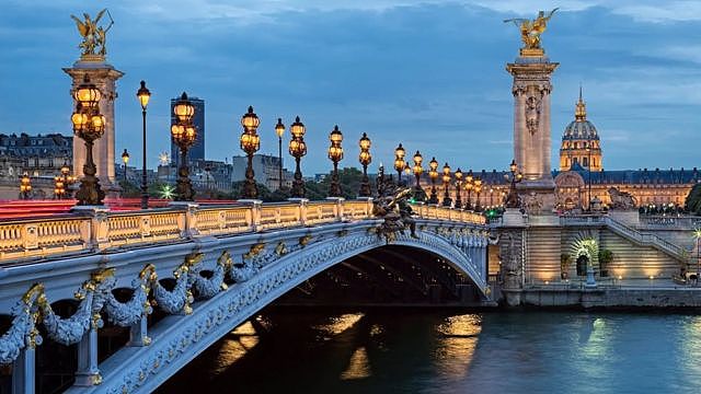 富丽堂皇的亚历山大三世桥无疑是巴黎最浪漫的地标之一（Credit: GunerGulyesil/Getty Images）