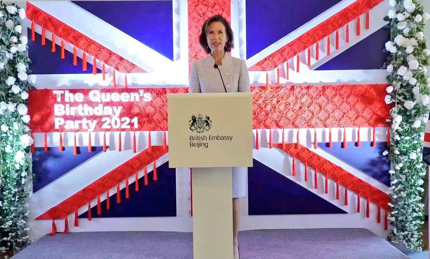 2021年6月18日，英国驻中国大使吴若兰在英国驻华使馆举办英国女王生日招待会。（Twitter@Caroline Wilson 吴若兰）