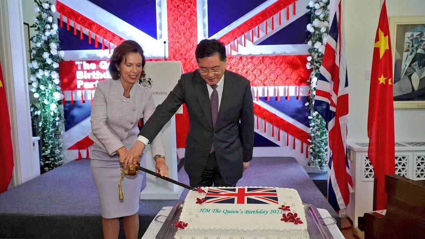 吴若兰和中国外交部副部长秦刚（右）一起切蛋糕。（Twitter@Caroline Wilson 吴若兰）