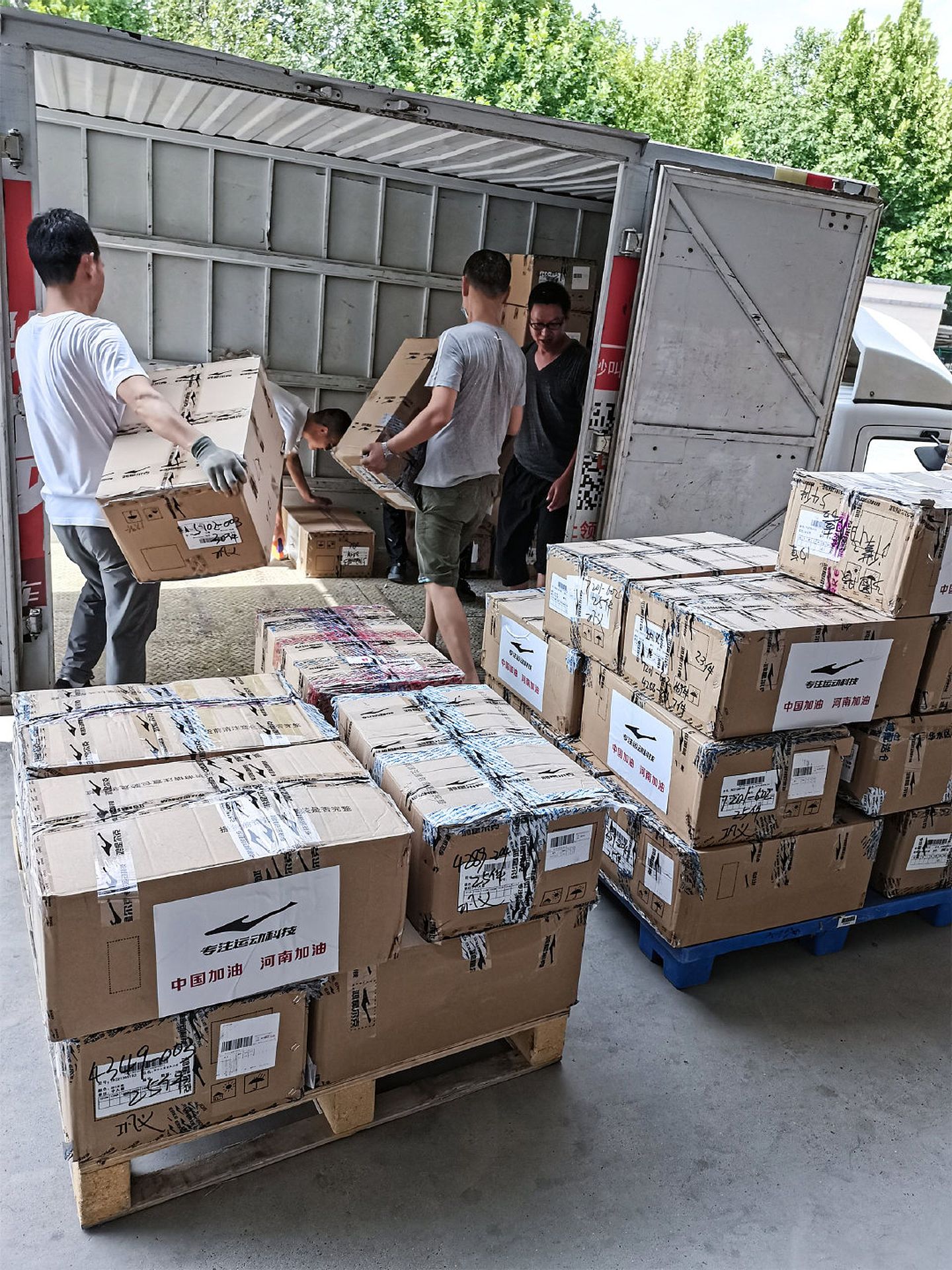 鸿星尔克驰援河南的物资正在持续运输发放中。（微博@鸿星尔克）