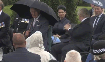 英国首相约翰逊向女士献殷勤，雨伞却是不给力，惹查尔斯王储大笑（视频/组图） - 2