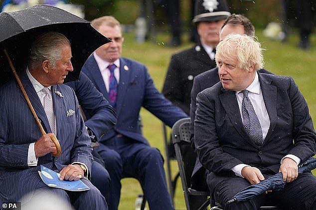 英国首相约翰逊向女士献殷勤，雨伞却是不给力，惹查尔斯王储大笑（视频/组图） - 1
