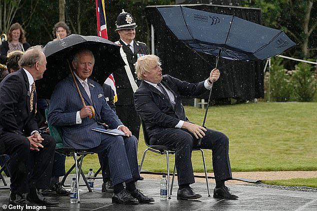 英国首相约翰逊向女士献殷勤，雨伞却是不给力，惹查尔斯王储大笑（视频/组图） - 3