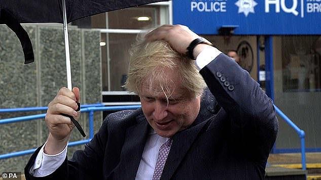 英国首相约翰逊向女士献殷勤，雨伞却是不给力，惹查尔斯王储大笑（视频/组图） - 5