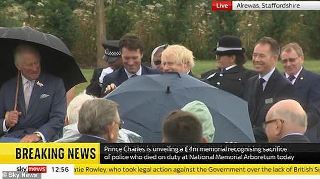 英国首相约翰逊向女士献殷勤，雨伞却是不给力，惹查尔斯王储大笑（视频/组图） - 4