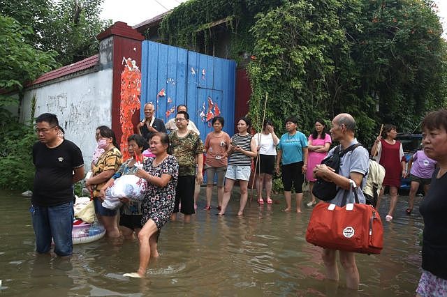 河南卫辉农村的民众等待撤离。