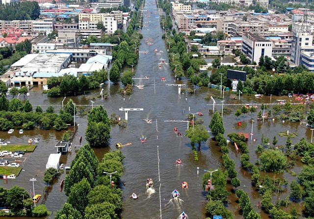 在洪水威胁下，卫辉十余万居民撤离了市区。