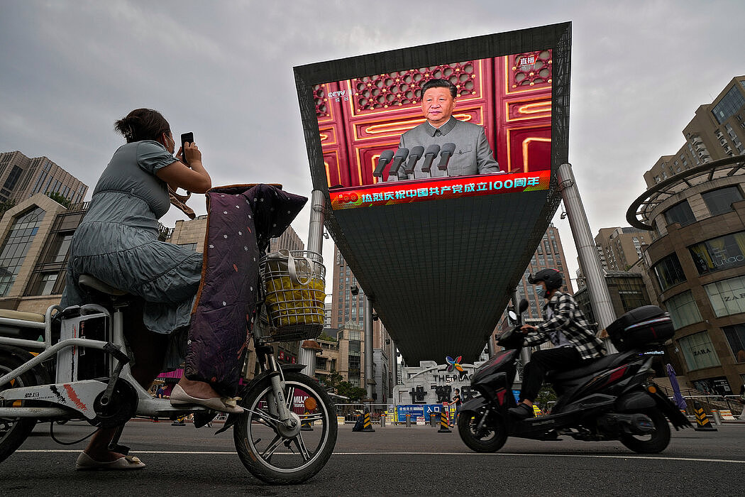 北京一个大屏幕正在播放中国领导人习近平发表讲话。在习近平领导下，中共对记者和其他人进行了压制。