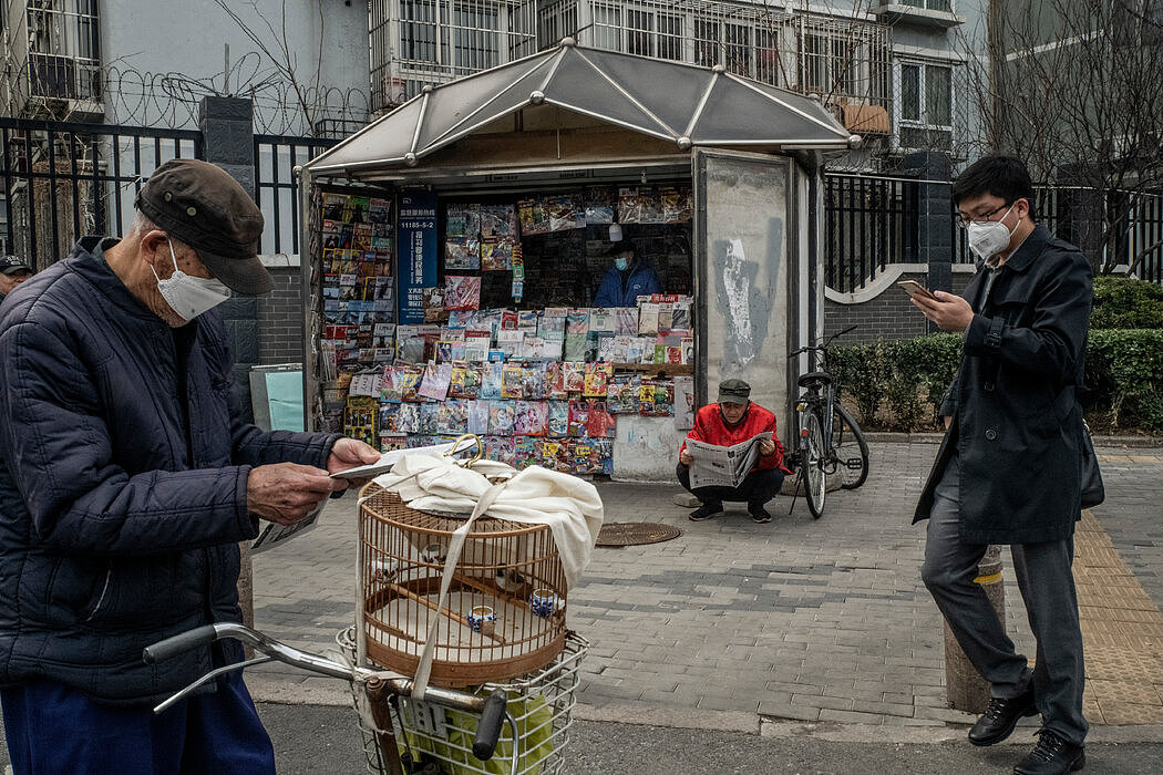 北京的一个报摊。在一些记者被驱逐出境后，外国新闻机构在中国做报道正在受到更多的限制，并面临着中国公众越来越大的敌意。