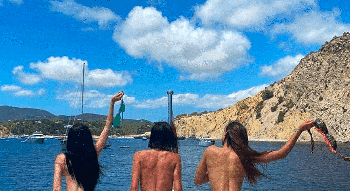 众女模租船畅游西班牙伊比沙岛，释放天性，支持“胸部解放”运动！（组图） - 4