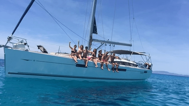 众女模租船畅游西班牙伊比沙岛，释放天性，支持“胸部解放”运动！（组图） - 1