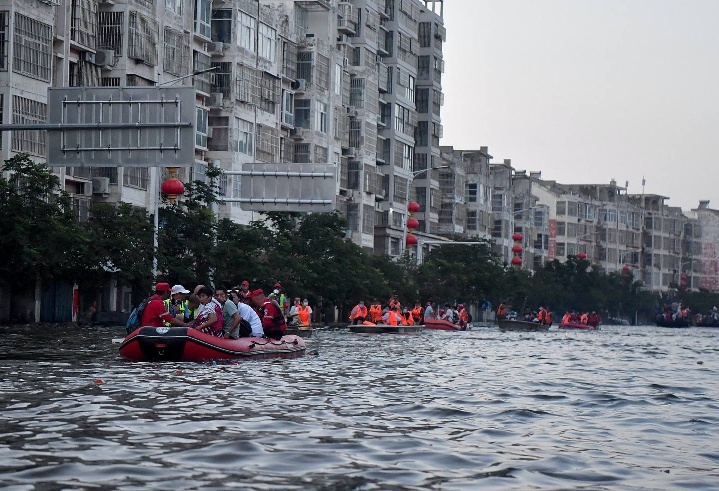 卫辉市严重水浸，民众分批撤离。 （新华社）