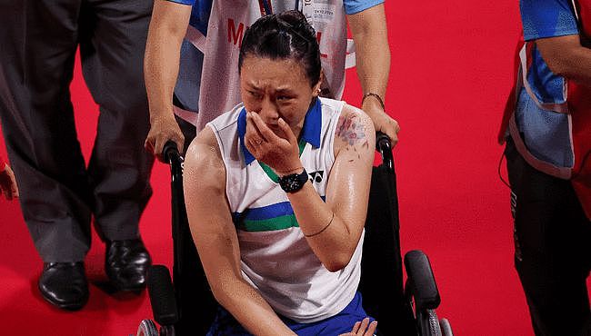 跟腱断裂，坐轮椅离场哭成泪人！她出生在中国，为美国出战奥运会（组图） - 3