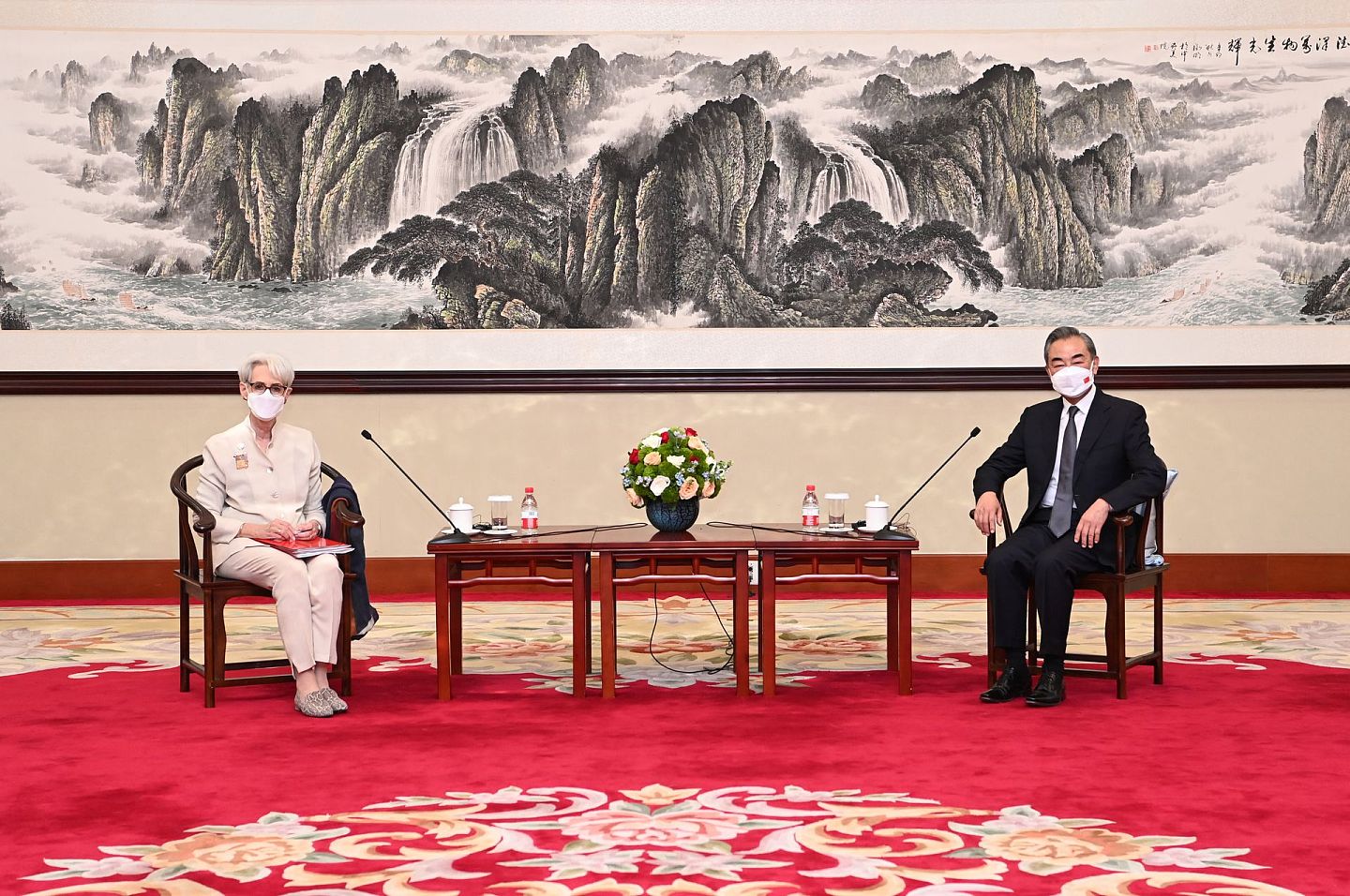 7月26日，国务委员兼外长王毅（右）在天津会见美国常务副国务卿舍曼。（新华社）